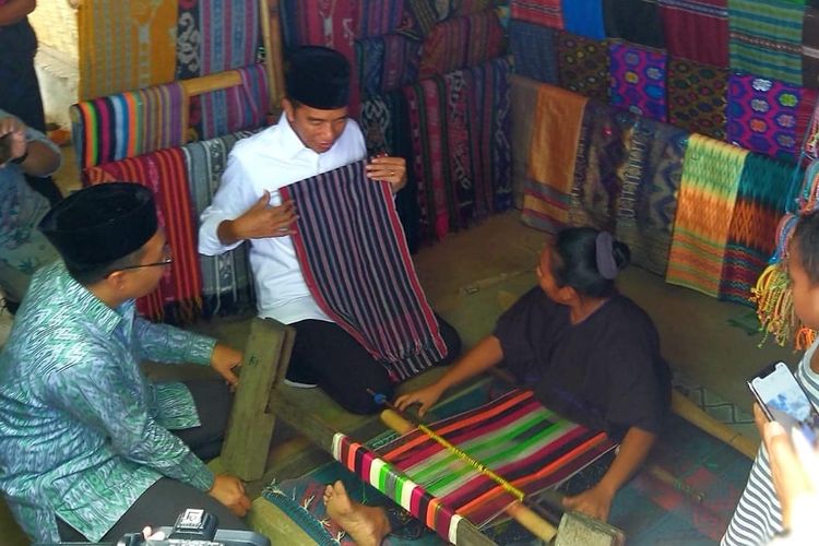 Presiden Joko Widodo melihat kain tenun di desa adat Sade, Lombok Tengah, Nusa Tenggara Barat.