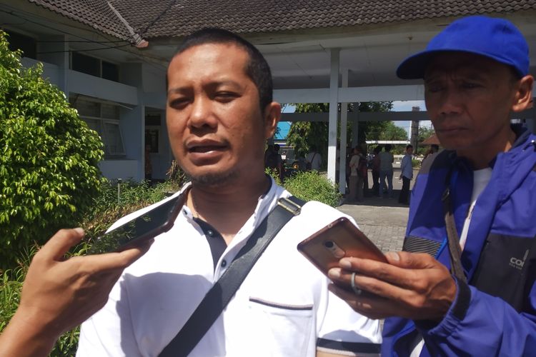 Kasatreskrim Polres Lombok Tengah AKP Rafles P Girsang di tengah diwawancarai oleh wartawan terkait pelaku kericuhan pleno di KPU Lombok Tengah 