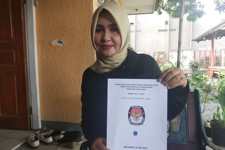 Caleg DPD RI terpilih Evi Apita Maya ditemui Kompas.com di komplek BTN Kekalek Mataram, Selasa (14/5/2019).