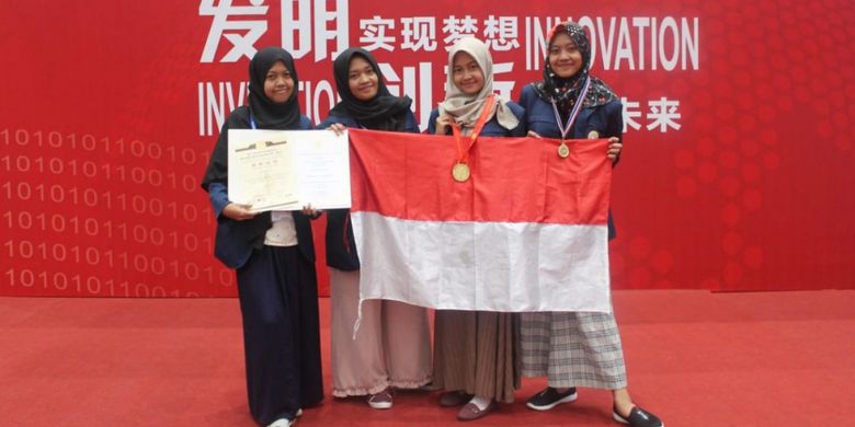 Empat mahasiswa Unair raih medali emas dalam 10th International Exhibition of Inventions and The 3rd World Invention and Innovation Forum 2018 di China (18/9/2018)
