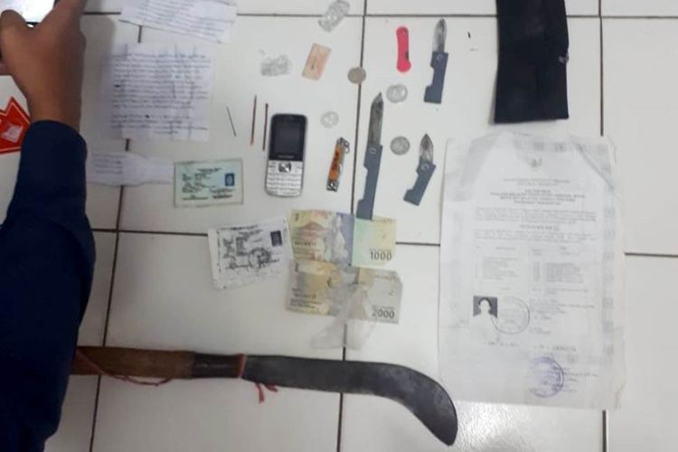 Polisi amankan barangbukti dari kasus pembacokan yang menimpa Aiptu Kosrin, Kanit Provost Polsek Tlogowungu, Kabupaten Pati, Jawa Tengah, Selasa (27/8/2019).