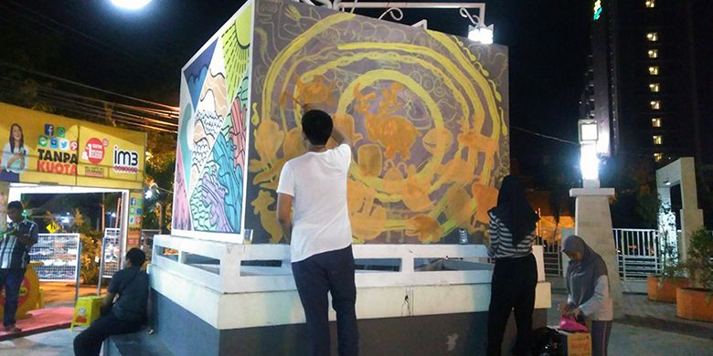 Para siswa SMA yang ada di Gresik, terlihat antusias belajar mural dalam agenda Arto Morrow. Pameran seni rupa digelar oleh para seniman di Kabupaten Gresik, Jawa Timur di Wahana Ekspresi Pusponegoro (WEP) pada 21-27 Oktober 2017.
