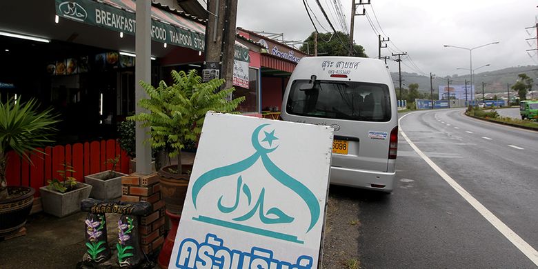 Kedai halal jamak ditemukan di Phuket, Thailand, Jumat (4/8/2017). Pemerintah Thailand tengah mengembangkan Phuket sebagai salah satu kawasan wisata ramah wisatawan muslim dengan mudah ditemuinya restoran dan hotel halal serta masjid. KOMPAS IMAGES/KRISTIANTO PURNOMO