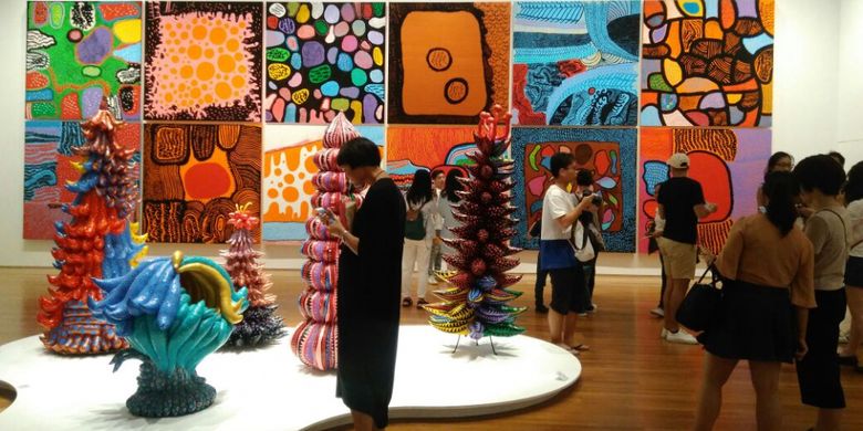 Pengunjung National Gallery Singapore menikmati salah satu sudut dalam pameran Yayoi Kusama: Life is the Heart of a Rainbow, Singapura, Jumat (14/7/2017).