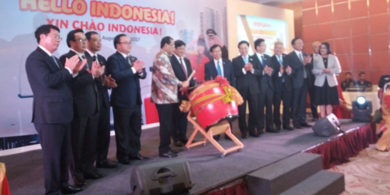 Menteri Perhubungan Budi Karya Sumadi Bersama Direksi VietJet Air Meresmikan rute penerbangan Jakarta-Ho Chi Minh City