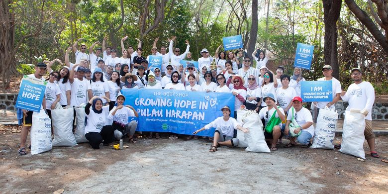 Program volunteering karyawan The Body Shop Indonesia dan Kehati di Pulau Harapan, Kepulauan Seribu.