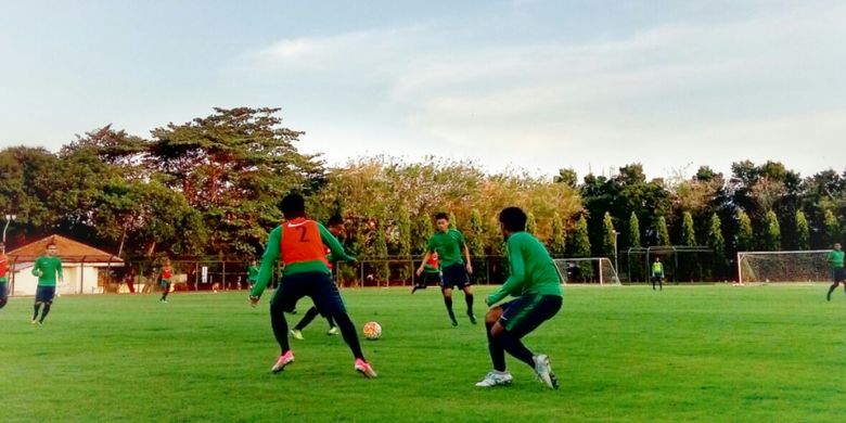 Timnas Indonesia U-19 saat internal game di Stadion UNY, Rabu (16/8/2017).