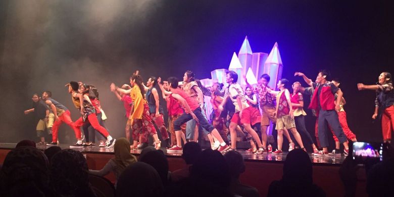 Drama kolosal Skylite Musicals atau Labschool Kebayoran’s Live Performance and Art Event 2017 yang dipertontonkan puluhan siswa SMA Labschool Kebayoran di Teater Besar Jakarta, Taman Ismail Marzuki, Sabtu (22/7/2017) malam tadi.  