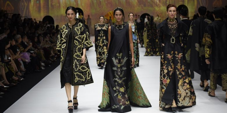 Koleksi gaun malam bermotif Batik Kudus rancangan Denny Wirawan.