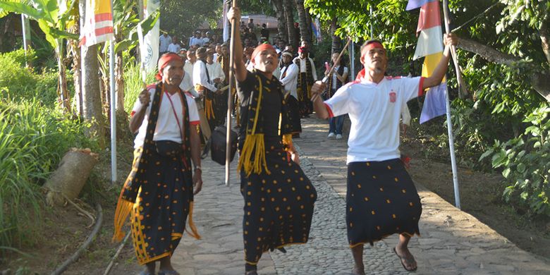 Pemuda milenial Maupongo, Kecamatan Maupongo, Kabupaten Nagekeo, Selasa (26/2/2019) membawakan tarian perang saat menjemput rombongan Wakil Bupati Nagekeo, Marianus Waja saat pembukaan Festival Pantai Enagera I. Pantai Enagera adalah pantai yang masih minim promosoi. (KOMPAS.com/Markus Makur)