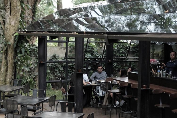 Tak jarang para pecinta kuliner harus rela antre di resto terpencil dengan konsep semi outdoor ini.