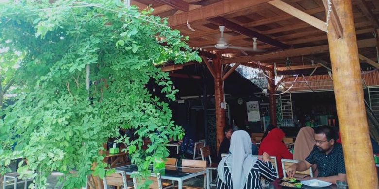 Suasana di Degreen Coffee dan Resto, Jalan Malikussaleh, Desa Kampung Jawa Lama, Kecamatan Banda Sakti, Kota Lhokseumawe, Aceh, Sabtu (22/6/2019).