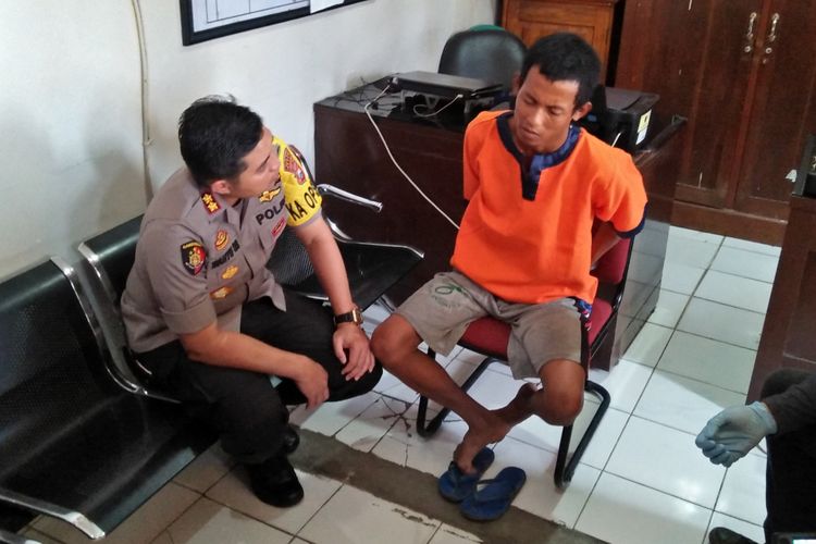 Kapolres Gresik AKBP Wahyu Sri Bintoro (kiri), saat coba menanyai pelaku pembunuhan ibu kandungnya di kantor Polsek Dukun, Minggu (10/3/2019).