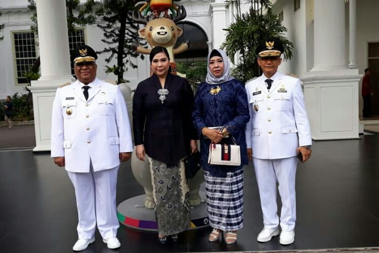 Gubernur Sultra Ali Mazi beserta istrinya dan Wakil Gubernur Sultra Lukman Abunawas didampingi istrinya di istana negara Jakarta sebelum pelantikan. 