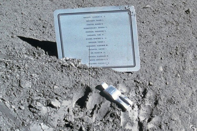 Monumen Fallen Astronaut di Bulan.