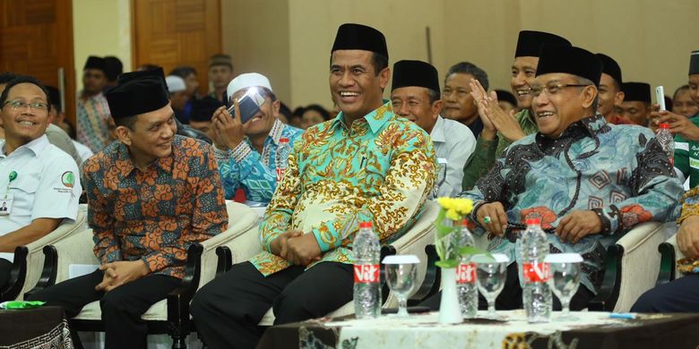 Ketua Umum Pengurus Besar Nahdlatul Ulama (PBNU) Kyai Said Aqil Siroj (kiri), Menteri Pertanian Andi Amran Sulaiman (tengah), dan Ketua Bidang Ekonomi PBNU Umar Syah (kanan) saat menghadiri acara Rakernas dan Konsolidasi Tani Nelayan Lembaga Pengembangan Pertanian (LPP) PBNU Se-Indonesia di Grand Cempaka, Jakarta Pusat, Senin (1/4/2019).