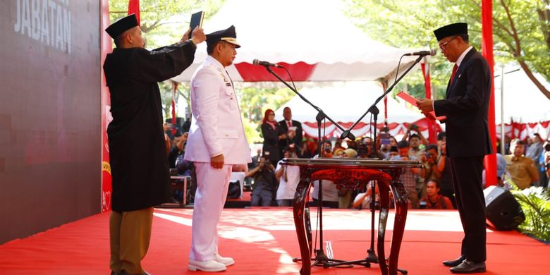 Gubernur Sulawesi Selatan Nurdin Abdullah melantik Pj Walikota Makassar baru, Iqbal Suaeb di halaman Kantor Balai Kota Makassar, Senin (13/5/19)