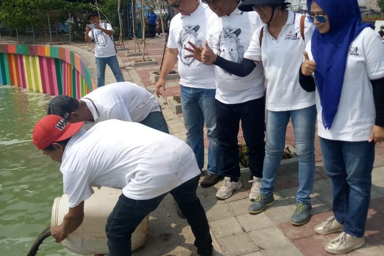Penyemprotan Cairan Mikroba ke Kali Item oleh Keluarga Alumni Universitas Gadjah Mada (kagama) DKI Jakarta Peduli Lingkungan, Minggu (29/7/2018)