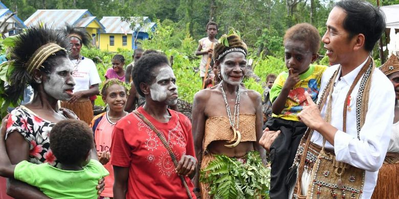 Presiden Joko Widodo berbicara dengan sejumlah wanita di Kampung Kayeh, Kota Agats, Kabupaten Asmat, Papua, Kamis (12/4/2018). 