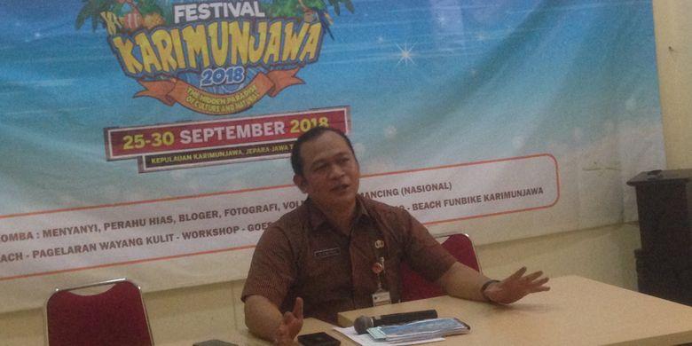 Kepala Bidang Pemasaran Disporapar Jawa Tengah, Alamsyah, memberi keterangan terkait pembukaan Festival Karimunjawa 2018, Selasa (25/9/2018). Festival Karimunjawa dilaksanakan pada 25-30 September 2018.