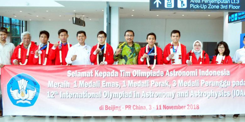 Siswa Indonesia yang tergabung dalam Tim Olimpiade Astronomi Indonesia berhasil meraih 1 medali emas, 1 perak dan 3 perunggu. 