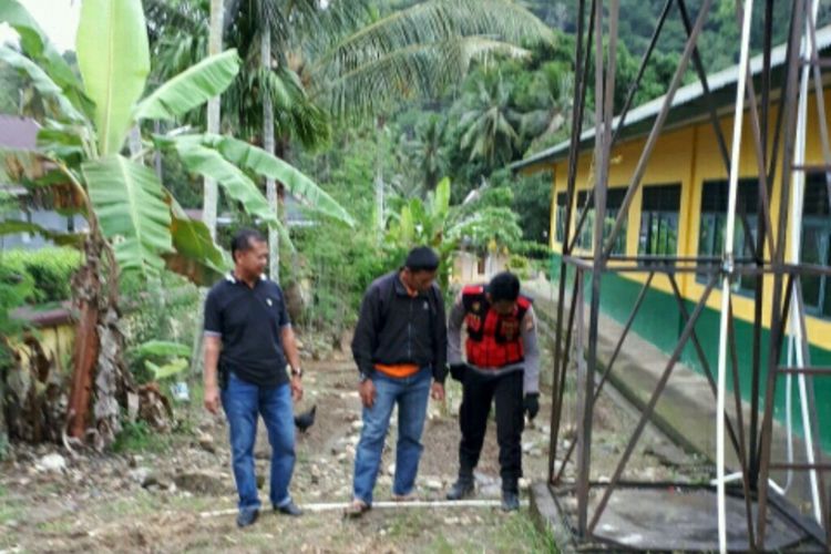 Aparat kepolisian di Kabupaten Soppeng, Sulawesi Selatan tengah menggelar olah TKP terkait tewasnya seorang murid sekolah dasar akibat tersengat listrik, Rabu (17/1/2018).