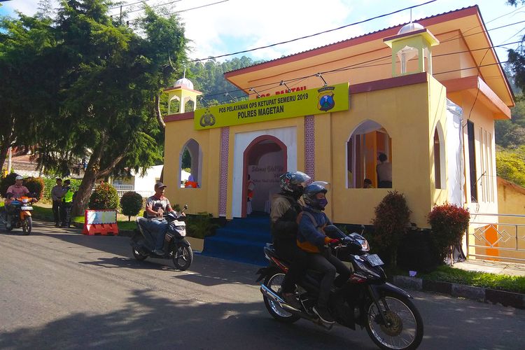 Pos Pemantau arus mudik di jalur maut Sarangan. Untuk menjaga stamina pemudik, di pos rest area Kepolsian Resor Magetan akan melengkapi dengan cek kesehatan dan alat pijat.