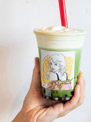 Teh Susu Kokuto Matcha yang dijual dengan harga 550 yen.