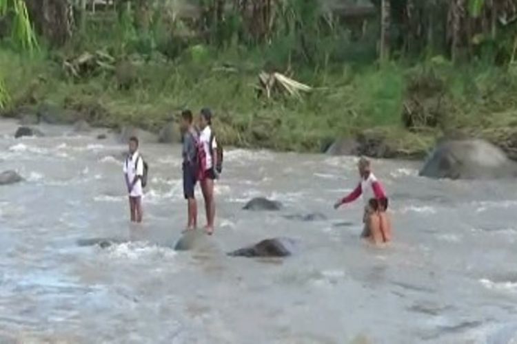 Siswa di Polewali Mandar sulawesi barat nekad menantang arus sungai yang deras sambil telanjang dada demi mengikuti ujian semeters tepat waktu.
