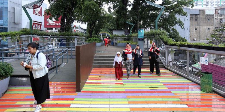 Sejumlah warga melintas di jembatan layang Teras Cihampelas, Bandung, Jawa Barat, Kamis (9/11/2017). Pemerintah Kota Bandung resmi memperkenalkan skywalk sekaligus ikon terbaru Kota Kembang itu pada Februari lalu dan diharapkan menjadi magnet bagi para pelancong, khususnya di kawasan sentra jins tersebut.