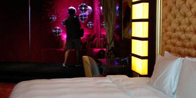 Kamar Mansion Suites dengan ruang bertema disco fever di Crockfords Tower, Resorts World Sentosa, Singapura.