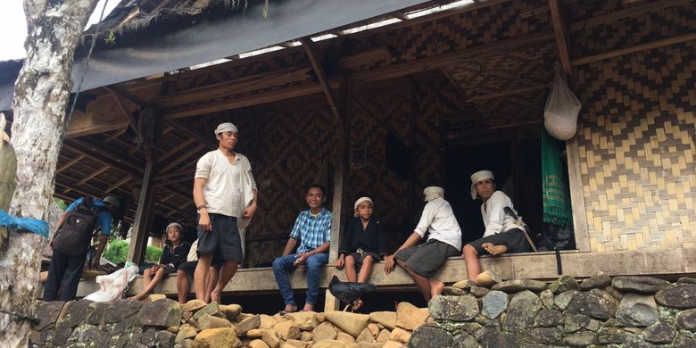 Beberapa penduduk Baduy Dalam sedang berada di Kampung Balingbing (Baduy Luar), Desa Adat Baduy atau Desa Kanekes, Kecamatan Leuwidamar, Kabupaten Lebak, Banten, Sabtu (17/2/2018).