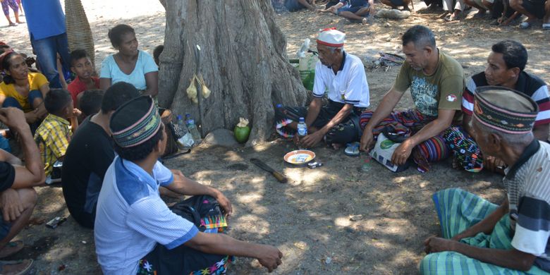 Ahli waris Ritus adat Kebhu, Donatus Jimung bersama keluarganya melaksanakan ritus adat di Watu Nurung Suku Lowa di bawah pohon Punange atau pohon asam di Kampung Nangarawa, Minggu (28/10/2018). 