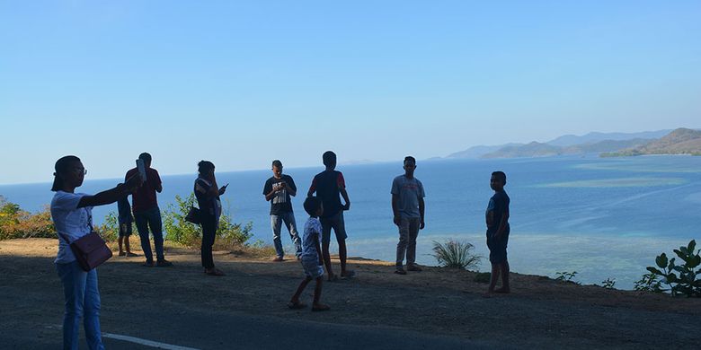 Wisatawan Nusantara asal Papua dan Manggarai Timur berswafoto di Pantai utara dari Kota Labuan Bajo, Jumat (26/7/2019). Pantai utara merupakan destinasi baru yang terus dikembangkan sejalan dengan akses jalan berstatus jalan strategis Nasional.
