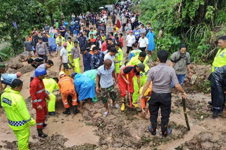 Tim SAR gabungan dibantu TNI Polri berupaya membersihkan materil longsor yang menutup akses ke sejumlah titik longsoran di Kabupaten Gowa, Sulsel. Rabu, (23/1/2019).