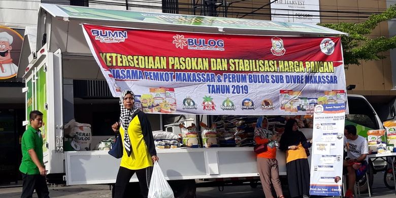 Tampak mobil inflasi milik Disperindah Kota Makassar yang telah dilengkapi lemari pendingin ini menjual bahan pokok seperti Beras, Gula, Tepung, Minyak Goreng dan bahkan ada daging beku.