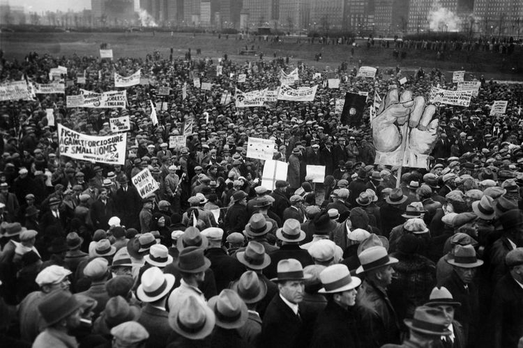 20.000 tenaga kerja yang kesulitan mendapat pekerjaan menggelar unjuk rasa besar di Grant Park, Chicago, Amerika Serikat, pada 31 Oktober 1932, di tengah cekikan Great Depression.