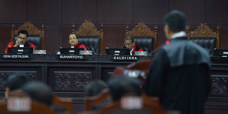 Ketua majelis hakim Mahkamah Konstitusi (MK) Suhartoyo (tengah) bersama hakim MK I Dewa Gede Palguna (kiri) dan Saldi Isra mendengarkan keterangan kuasa hukum pemohon uji materi UU MD3 pada sidang panel pendahuluan di gedung MK, Jakarta, Kamis (8/3). Forum Kajian Hukum dan Konstitusi (FKHK), Partai Solidaritas Indonesia (PSI), dan dua perserorangan warga negara Indonesia menggugat ketentuan dalam Pasal 73 ayat (3), Pasal 73 ayat (4) huruf a dan c, Pasal 73 ayat (5), Pasal 122 huruf k, dan Pasal 245 ayat (1) UU MD3. ANTARA FOTO/Wahyu Putro A/pras/18