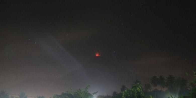 Gunung api Soputan di Minahasa Tenggara, Sulawesi Utara mengeluarkan sinar api dari puncaknya pada Kamis (03/01/2019) pukul 20.49 WITA.
