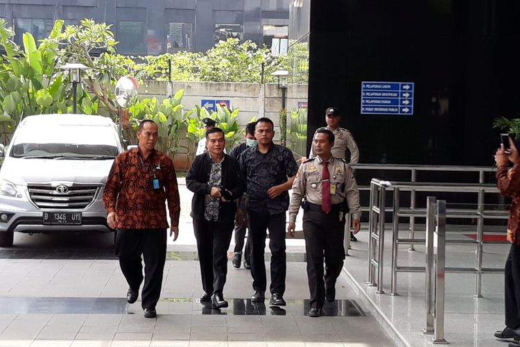 Bupati Bengkulu Selatan Dirwan Mahmud di Gedung KPK Jakarta, Rabu (16/5/2018).