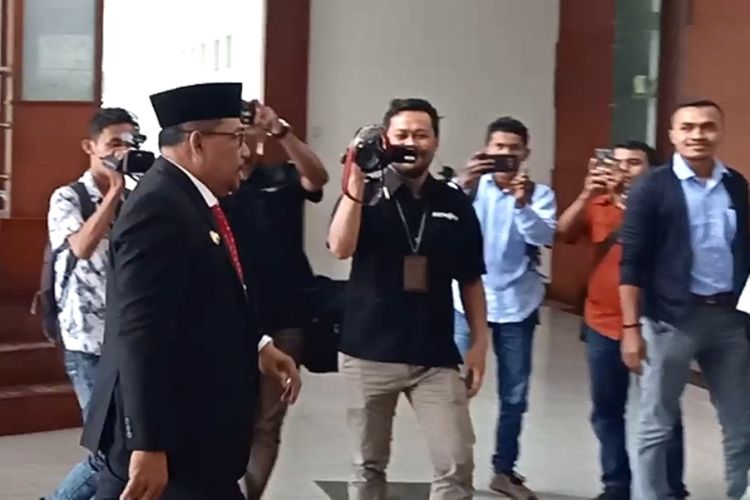 Gubernur Maluku, Murad Ismail memasuki Kantor Gubernur usai mengikuti acara wisuda di Universitasi Pattimura Ambon, Kamis (5/9/2019)