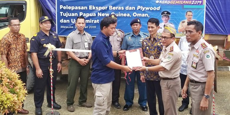 Kepala Balai Besar Uji Standar Karantina Pertanian Sriyanto memberikan serifikat pelatihan Argo Gemilang kepada calon eksportir di Merauke, Papua, Kamis (28/3/2019).