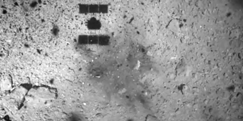 Lokasi pendaratan pesawat ruang angkasa Hayabusa2 di asteroid Ryugu. Bayangan Hayabusa2 terlihat jelas.