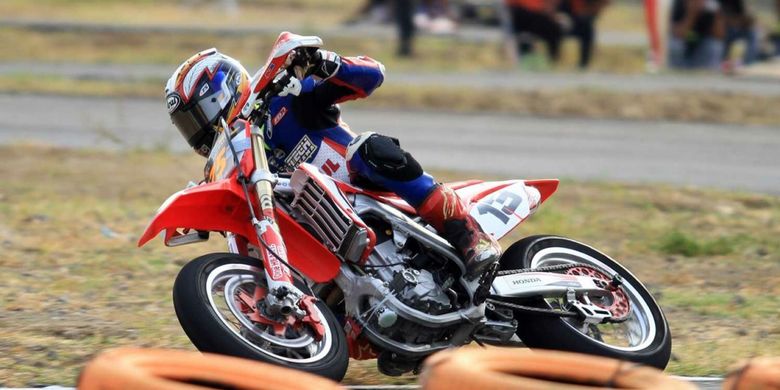 Tommy Salim sedang memacu supermoto tunggangannya di rangkaian seri balap Trial Game Asphalt (TGA) seri Boyolali 14-15 September 2018.