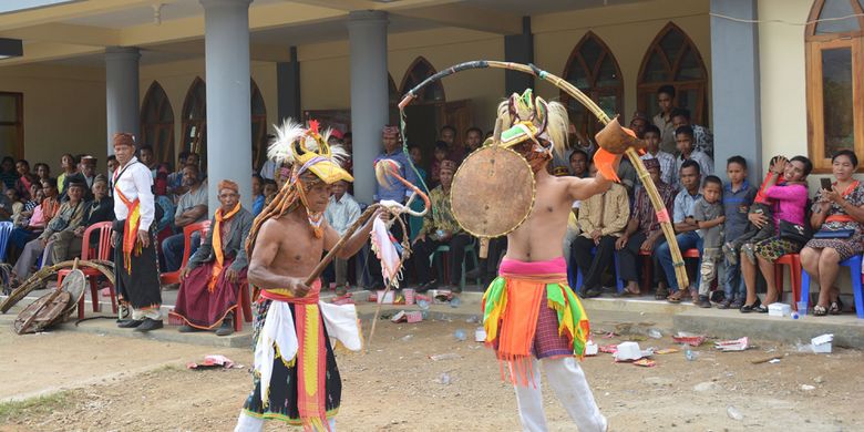 Petarung Caci atau Sasi di Kampung Noa, Desa Golondoal, Kecamatan Mbeliling, Kab. Manggarai Barat, Flores, NTT, September 2018 lalu sedang mementaskan tarian caci atau Sasi untuk ungkapan syukur atas peresmian dan pemberkatan Gereja Katolik Santo Mikael Noa. 