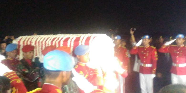 Peti jenazah Ani Yudhoyono saat tiba di Lanud Halim Perdanakusuma, Jakarta, Sabtu (1/6/2019) malam.