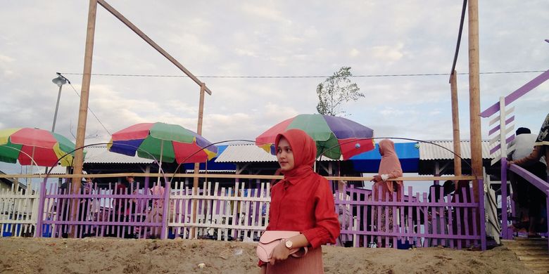 Wisatawan di Pantai Ungu, Desa Lhok Puuk, Kecamatan Seunuddon, Kabupaten Aceh Utara, Aceh, Kamis (2/5/2019).