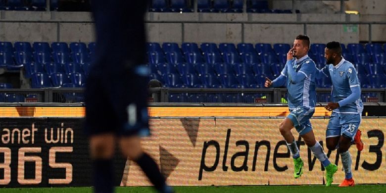 Gelandang Lazio, Sergej Milinkovic-savic, merayakan gol pertama timnya ke gawang AS Roma pada semifinal pertama Coppa Italia di Olimpico, Rabu (1/3/2017). 