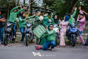 Pasangan Malaysia, Nur Atiqah dan Mohamad Afandi melakukan foto pernikahan bertema GrabFood.