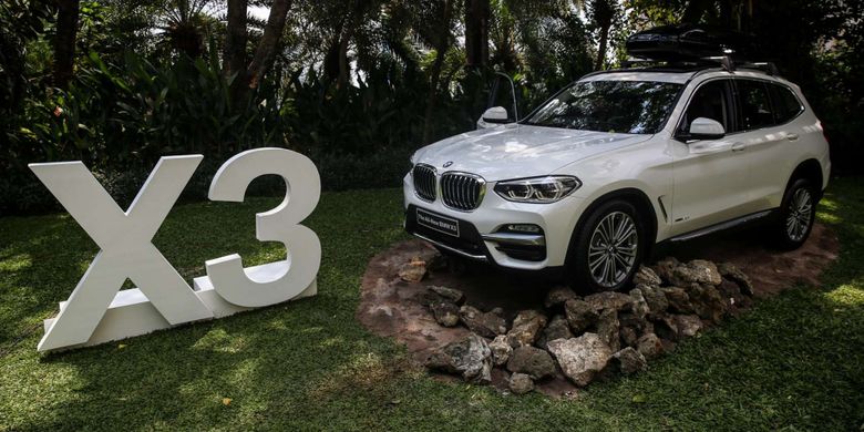 Mobil All New BMW X3 terlihat saat acara peresmian all new BMW X3 di Jakarta, Rabu (11/4/2018). BMW Group resmi meliris varian terbaru BMW X3 dengan banderol sebesar Rp 1,009 miliar dan mulai tersedia di dealer resmi BMW mulai 19 April 2018.